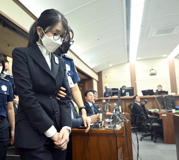 도이치모터스 주가조작, 통일교 청탁·뇌물 수수 의혹 혐의 등으로 구속기소 된 김건희 여사가 24일 오후 서울 서초구 서울중앙지방법원에서 열린 첫 재판에 출석하고 있다. 2025.09.24.