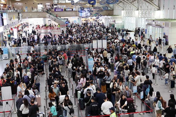 추석 연휴를 앞둔 2일 부산 강서구 김해국제공항 국제선 청사에서 해외여행을 떠나는 시민들이 출국 수속을 하고 있다. 이번 추석 연휴 기간(2~12일) 전국 15개 공항 이용객은 역대 명절 연휴 최대인 약 526만명에 달할 것으로 전망됐다. 인천공항이 245만명, 김포·김해·제주 등 14개 공항이 281만명(국내선 206만명, 국제선 75만명)으로 예상됐다. 한국공항공사는 국제선 출발 2시간 전까지 공항 도착을 권고했다. 2025.10.02 / 사진=[뉴시스]