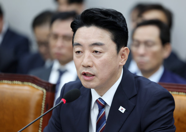 강훈식 대통령실 비서실장이 6일 서울 여의도 국회 운영위원회에서 열린 대통령비서실 등에 대한 국정감사에서 의원 질의에 답하고 있다. 2025.11.06.