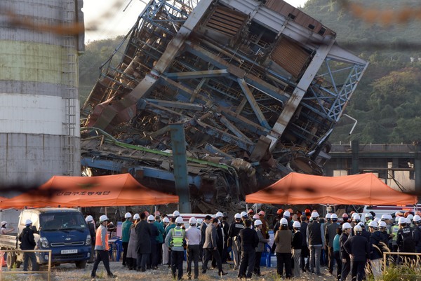 6일 오후 울산 남구 용잠동 한국동서발전 울산화력발전소에서 대형 구조물이 무너지는 사고가 발생해 소방관 등 관계자들이 매몰자들을 구조하고 있다.2025.11.06