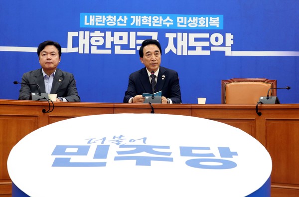 박수현 더불어민주당 수석대변인이 26일 오전 서울 여의도 국회에서 열린 현안관련 기자간담회에서 발언을 하고 있다. 2025.10.26