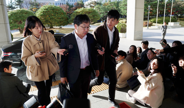 대장동 사건 항소 포기를 두고 검찰 조직 내부에서 거센 반발이 이어지고 있는 가운데 노만석 검찰총장 직무대행이 10일 오전 서울 서초구 대검찰청으로 출근하고 있다. 2025.11.10.