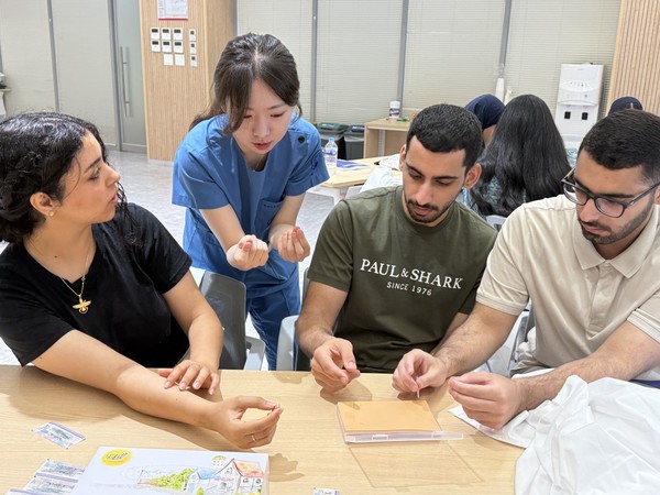 [사진설명] 해외 의대생들이 자생한방병원에서 침 치료를 배우고 있다