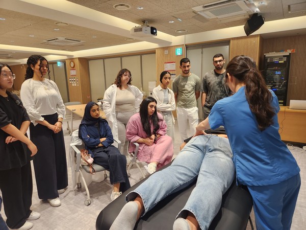 [사진설명] 해외 의대생들이 자생한방병원에서 추나요법을 배우고 있다