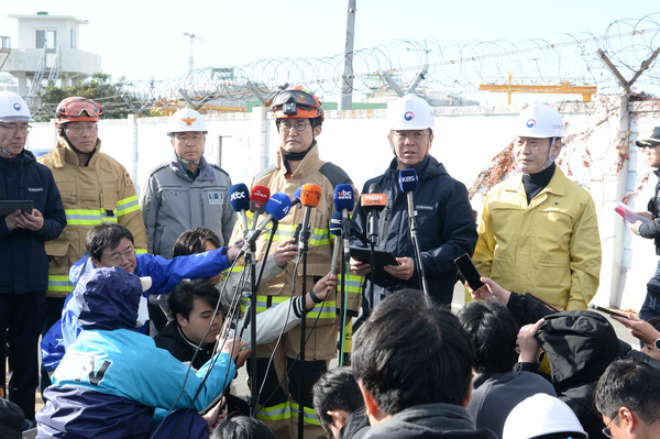 울산 남구 용잠동 한국동서발전 울산화력발전소 대형 구조물이 무너진 후문앞에서 11일 오전 김영훈 노동부장관이 현장 브리핑을 하고 있다.2025.11.11