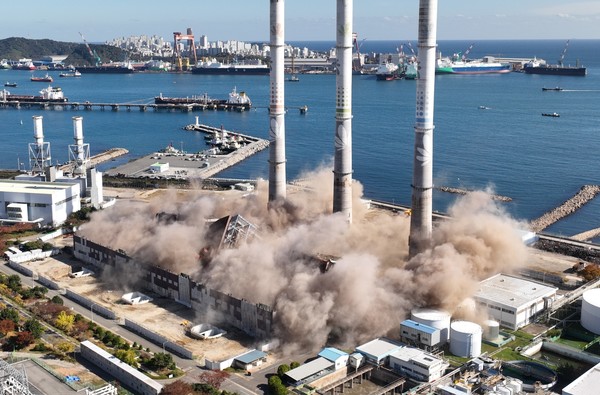 11일 울산 남구 울산화력발전소 보일러 타워 5호기 붕괴 사고 현장에서 매몰자와 실종자 구조를 위해 4·6호기의 발파 작업이 진행되고 있다. (공동취재) 2025.11.11.
