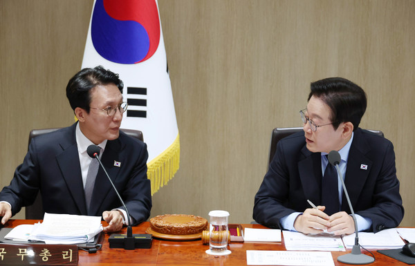 이재명 대통령과 김민석 국무총리가 11일 서울 용산 대통령실 청사에서 열린 국무회의에서 대화하고 있다. (대통령실통신사진기자단) 2025.11.11.