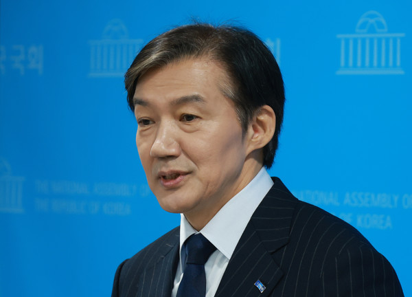 조국 전 조국혁신당 비상대책위원장이 10일 서울 여의도 국회 소통관에서 당대표 출마 선언 후 취재진 질문에 답하고 있다. 2025.11.10. kkssmm99@newsis.com