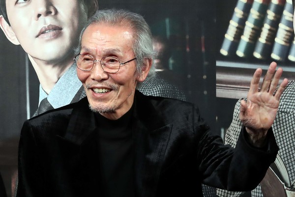 넷플릭스 시리즈 '오징어 게임'의 배우 오영수가 9일(현지 시각) 미국 로스앤젤레스 비벌리힐즈 호텔에서 열린 제79회 골든 글로브(Golden Globe) 시상식 TV 남우조연상 부문에서 남우조연상을 받았다. 사진은 지난해 12월 8일 서울 종로구 예스24스테이지에서 열린 연극 '라스트 세션' 기자간담회에 참석한 모습. 2022.01.10.