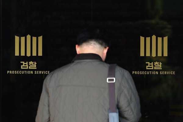 검찰이 대장동 사건 항소 포기를 한 가운데 11일 오전 서울 서초구 서울중앙지방검찰청에서 관계자가 이동하고 있다. 2025.11.11