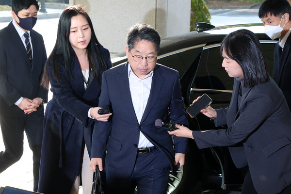 노만석 검찰총장 직무대행이 12일 오전 서울 서초구 대검찰청으로 출근하고 있다. 2025.11.12.