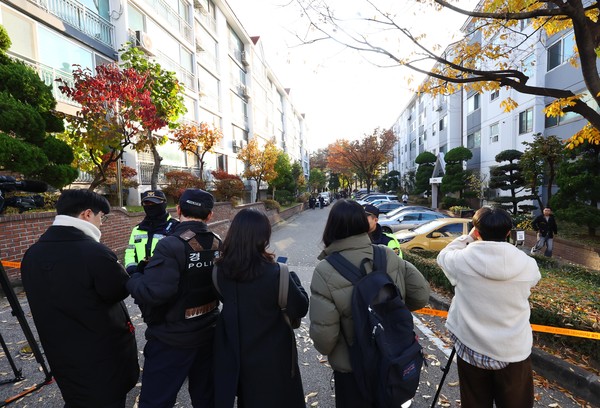 12·3 비상계엄 관련 내란·외환 혐의를 수사하는 특별검사팀이 12일 내란 선전·선동 혐의를 받는 황교안 전 국무총리에 대한 체포영장 집행을 시도한 가운데 서울 용산구 이태원동 황교안 전 국무총리 자택 앞에서 취재진이 대기하고 있다. 2025.11.12.