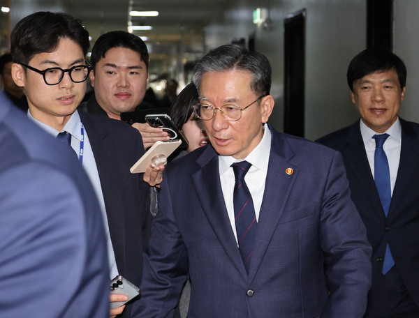 정성호 법무부 장관이 12일 서울 여의도 국회에서 법제사법위원회 위원장실로 향하며 취재진의 질문을 듣고 있다. 2025.11.12.