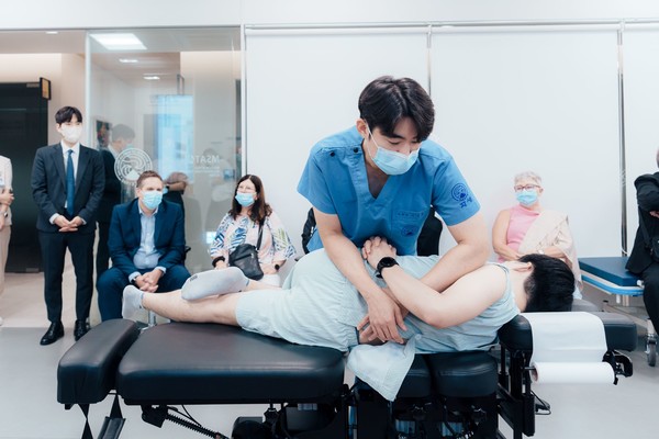 [사진설명] 자생한방병원 의료진이 추나요법을 시연하고 있다