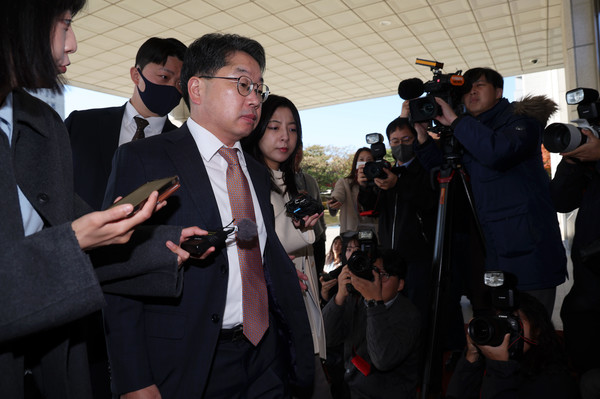 대장동 항소 포기 논란으로 사의를 표명한 노만석 검찰총장 직무대행이 14일 오전 서울 서초구 대검찰청으로 출근하고 있다. 2025.11.14.