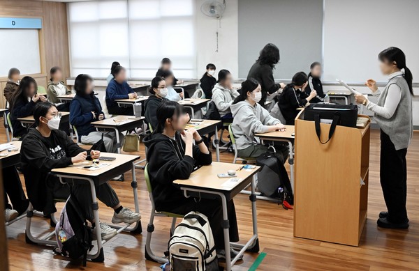 2026학년도 대학수학능력시험일인 13일 부산 연제구 연제고등학교에 마련된 시험장에서 고3 수험생들이 차분하게 시험을 준비하고 있다. 이날 부산에서는 수능 지원자 2만8883명이 62개 고사장에서 시험에 응시한다. (공동취재) 2025.11.13.