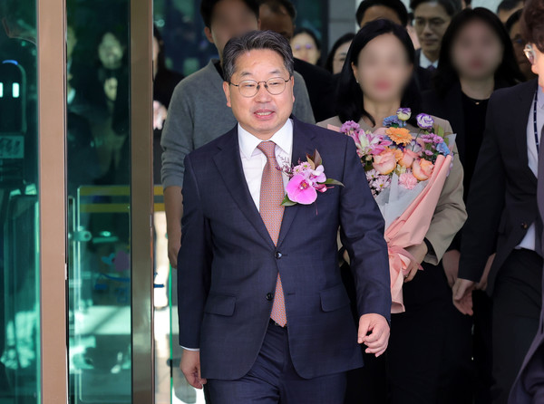 대장동 항소 포기 논란으로 사의를 표명한 노만석 전 검찰총장 직무대행이 14일 서울 서초구 대검찰청을 떠나고 있다. 2025.11.14.