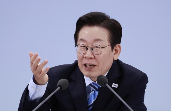 이재명 대통령이 14일 경기 파주시 라이브러리스테이 지지향에서 열린 '경기 북부의 마음을 듣다' 타운홀 미팅에서 발언하고 있다. 2025.11.14.