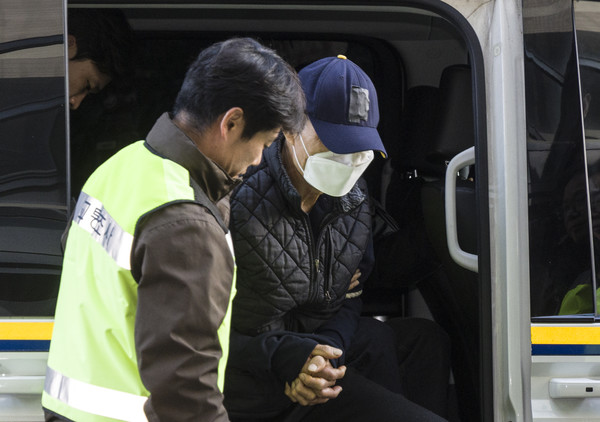 경기 부천 제일시장에서 트럭 돌진사고를 낸 60대 운전자 A씨가 15일 오후 경기 부천시 인천지방법원 부천지원에서 열린 구속 전 피의자 심문(영장실질심사)에 출석하고 있다. 2025.11.15.