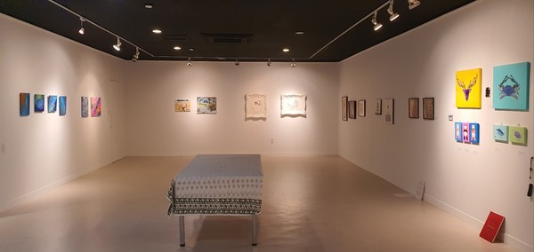 전시장 풍경은 보조 사진