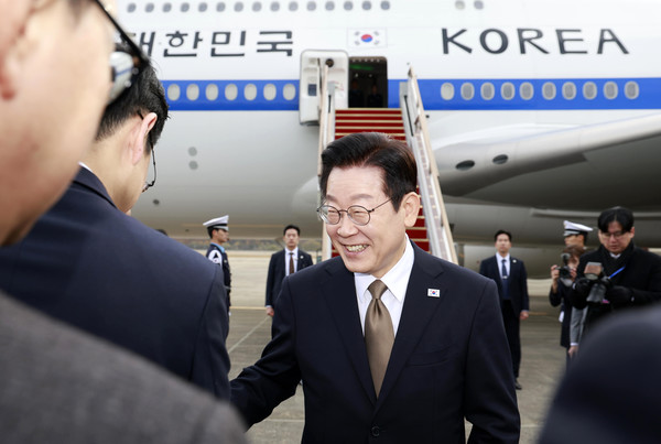 남아공 G20 정상회의 참석 차 순방길에 오르는 이재명 대통령이 17일 경기 성남 서울공항에서 환송인사들과 인사를 하고 있다. 이 대통령은 17~19일 아랍에미리트(UAE) 국빈 방문, 19~21일 이집트 공식 방문, 21~23일 남아공 G20 정상회의 참석, 24~25일 튀르키예 국빈 방문 일정을 이어간다. 2025.11.17.