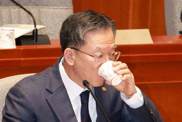 정성호 법무부 장관이 13일 서울 여의도 국회에서 열린 예산결산특별위원회 전체회의에서 의원 질의에 답변 후 물을 마시고 있다. 2025.11.13.