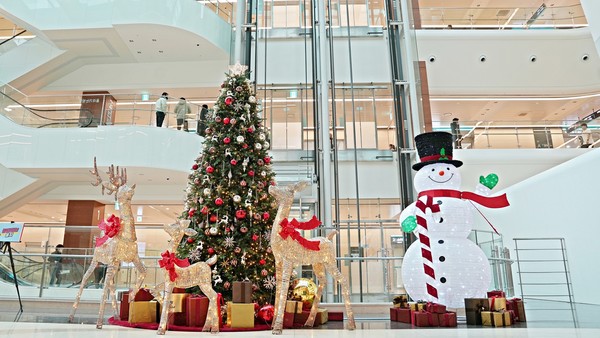 의정부을지대병원이 17일 본관 로비에 설치한 5m 높이의 크리스마스 트리 모습.