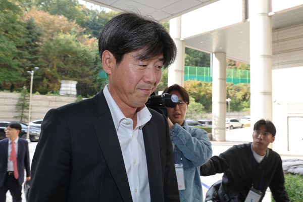 대장동 개발 비리 의혹 사건에 연루돼 특정경제범죄 가중처벌법상 배임 등 혐의로 기소된 남욱 변호사가 31일 서울 서초구 서울중앙지방법원에서 열린 1심 선고공판에 출석하고 있다. (공동취재) 2025.10.31