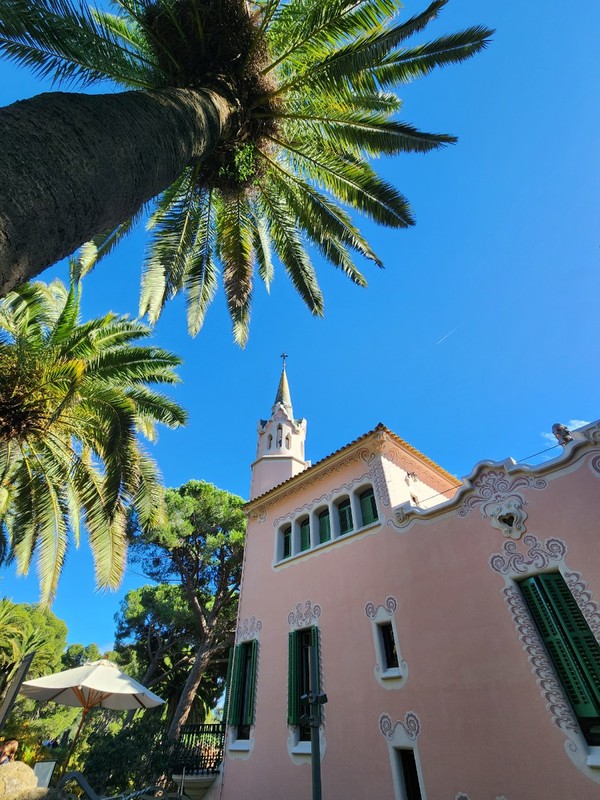 구엘의 집(현재 박물관)과 구엘공원 경비실 및 손님 대기실.