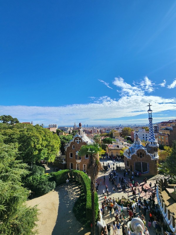 구엘의 집(현재 박물관)과 구엘공원 경비실 및 손님 대기실.