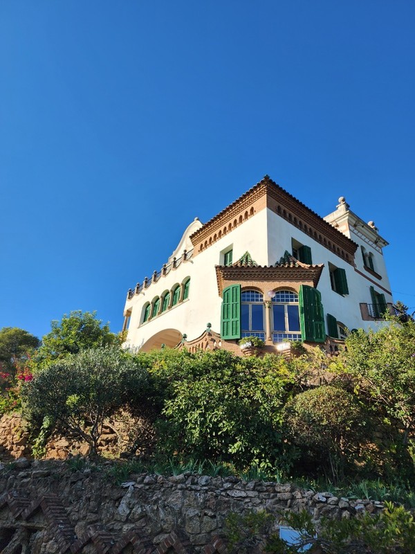 구엘의 집(현재 박물관)과 구엘공원 경비실 및 손님 대기실.