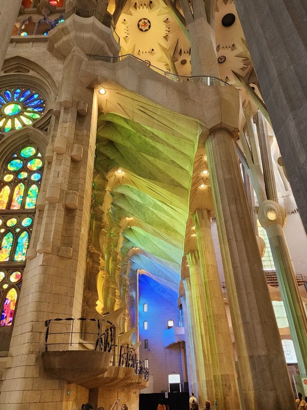 사그라다 파밀리아 성당 내부.