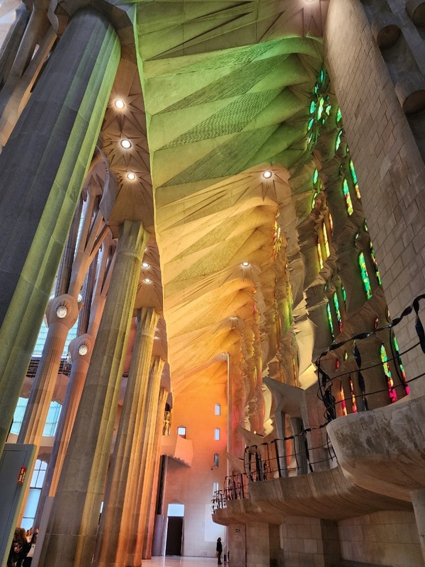 사그라다 파밀리아 성당 내부.