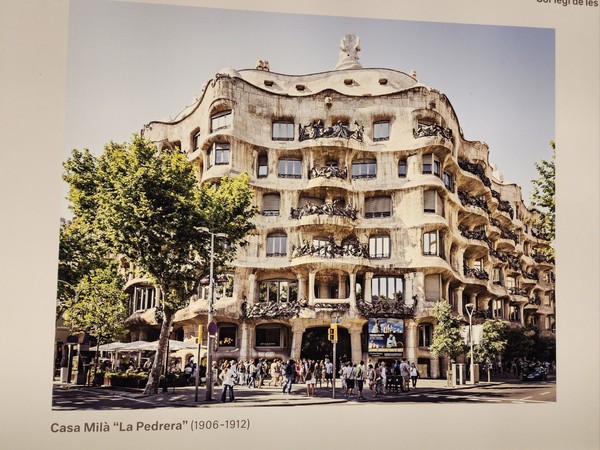 가우디의 주요작품과 사그라다 파밀리아 성당 연혁.