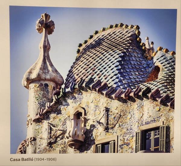 가우디의 주요작품과 사그라다 파밀리아 성당 연혁.