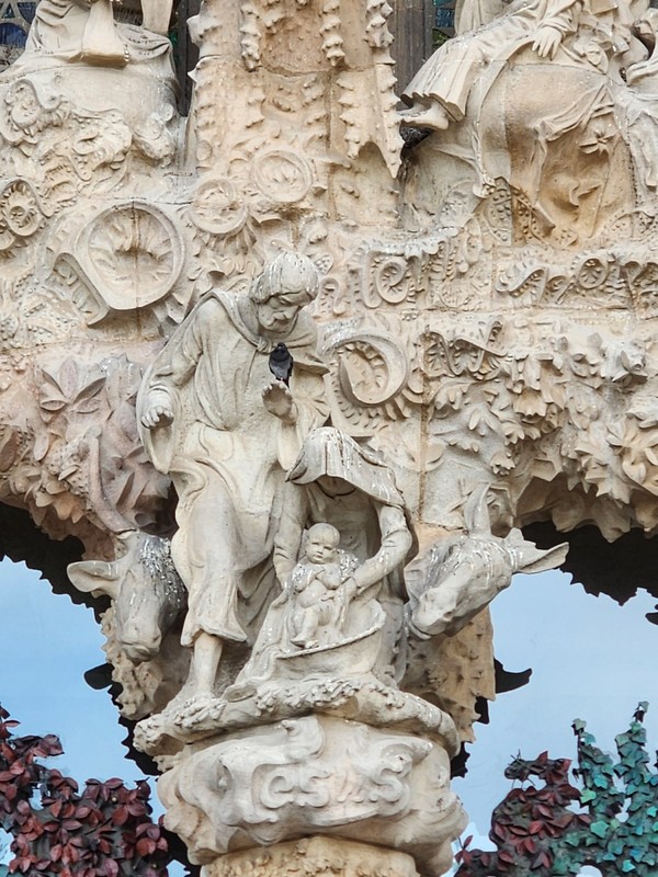 영광의 파사드 정면에 있는 성가정(사그라다 파밀리아)을 상징하는 성 요셉, 성모 마리아, 아기 예수의 조각상.