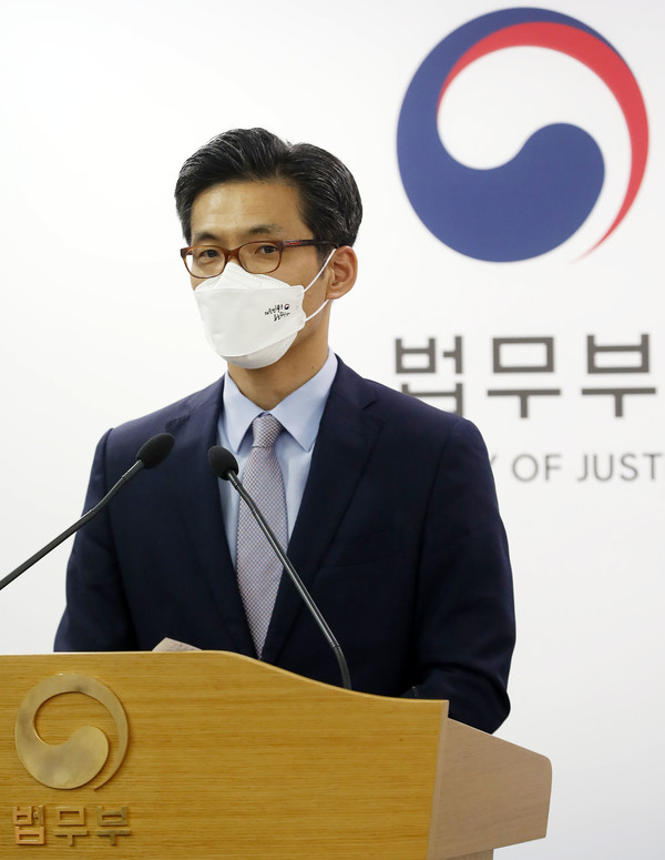 박철우 법무부 대변인이 24일 오후 경기 과천시 정부과천청사 법무부에서 검찰청 사무기구에 관한 규정 개정 추진 브리핑을 하고 있다. 2021.06.24.