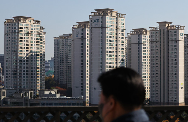 10·15 주택시장 안정화 대책 시행 이후 규제를 피한 지방과 수도권 내 비규제지역이 반사이익을 보고 있다. 원래부터 '3중 규제'를 받던 강남권도 이번 규제로 역차별이 사라졌다는 게 부동산시장의 판단이다. 실제 거래량을 보면 송파구는 규제 전 224건에서 규제 후 197건으로 12%, 강남구는 105건에서 63건으로 40% 감소했지만 규제지역 전체 감소폭(73%)과 비교하면 상대적으로 선방했다는 평가가 나온다. 서초구 거래량은 56건에서 57건으로 늘며 오히려 2% 늘었다. 사진은 11일 서울 서초구 아파트 단지의 모습. 2025.11.11