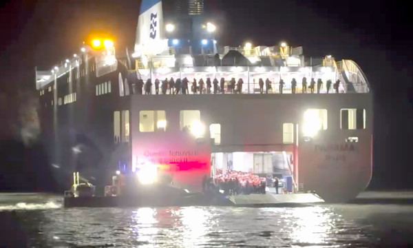 19일 오후 전남 신안군 장산면 족도에서 승객 260여명을 태운 여객선이 좌초했다. (사진=목포해양경찰서 제공).