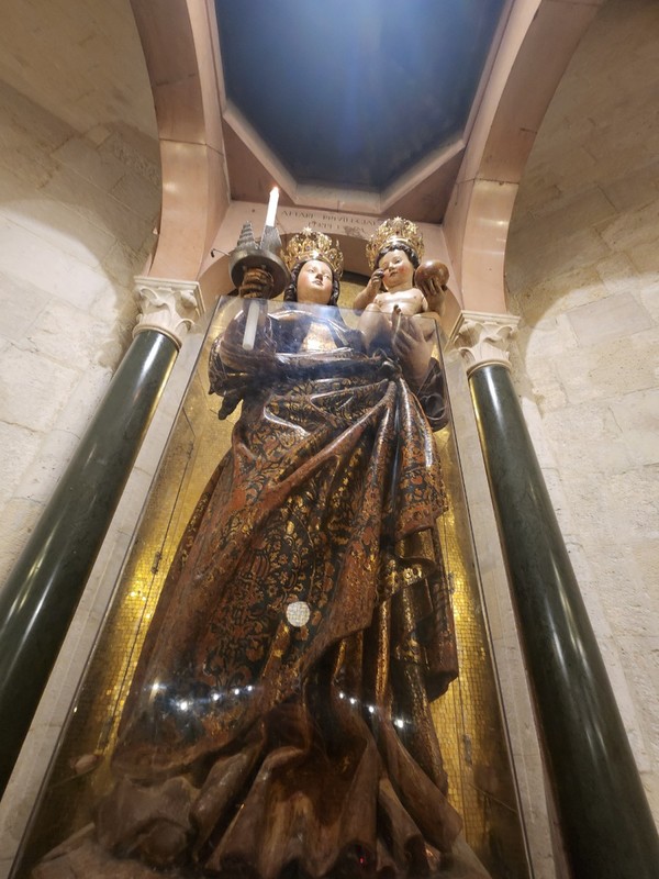 보나리아 성모 성당의 성모님상.