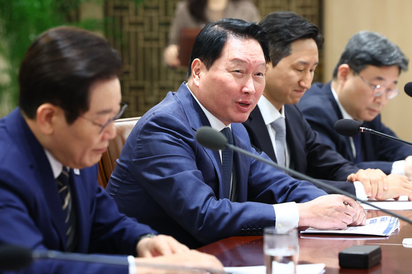 최태원 SK그룹 회장이 16일 서울 용산 대통령실 청사에서 열린 한미 관세협상 후속 민관 합동회의에서 발언하고 있다. (대통령실통신사진기자단) 2025.11.16