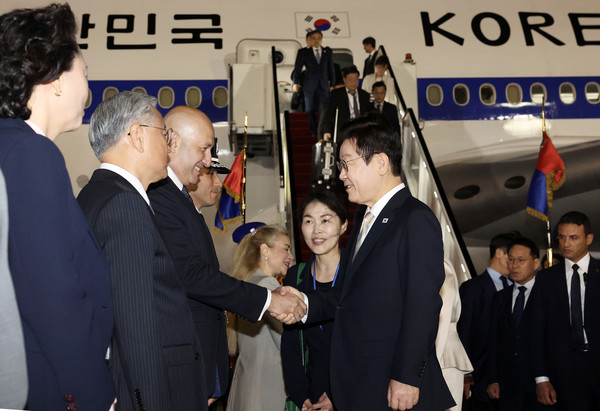 이집트를 공식 방문한 이재명 대통령이 19일(현지 시간) 카이로 국제공항에서 환영 인사들과 인사하고 있다. 2025.11.20.