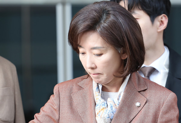 나경원 국민의힘 의원이 20일 오후 서울 양천구 서울남부지방법원에서 열린 국회 '패스트트랙 충돌' 사건 선고 기일을 마친 뒤 법정을 나서고 있다. 지난 2019년 4월 고위공직자범죄수사처 신설 법안과 연동형 비례대표제 도입 법안 등에 대한 패스트트랙(신속처리 안건) 지정 여부를 두고 물리적으로 충돌하며 국회 의사 진행을 방해한 혐의로 기소된 나 의원은 이날 벌금 2400만원을 선고 받았다. 2025.11.20.