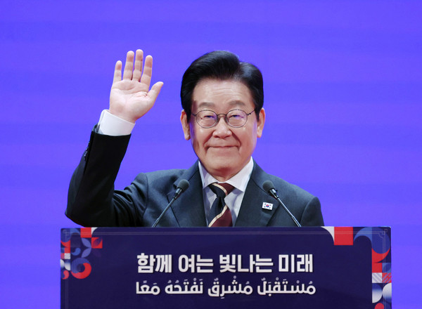 이집트를 공식 방문 중인 이재명 대통령이 20일(현지 시간) 카이로대학교에서 '함께 여는 빛나는 미래'라는 주제로 연설하며 인사하고 있다. 2025.11.21.