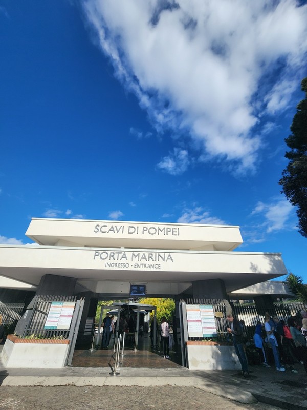 폼페이 유적지 입구(옛 항구 방향).