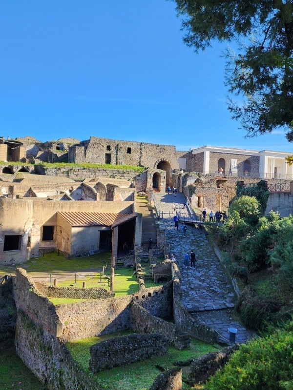 폼페이 유적지 입구(옛 항구 방향).