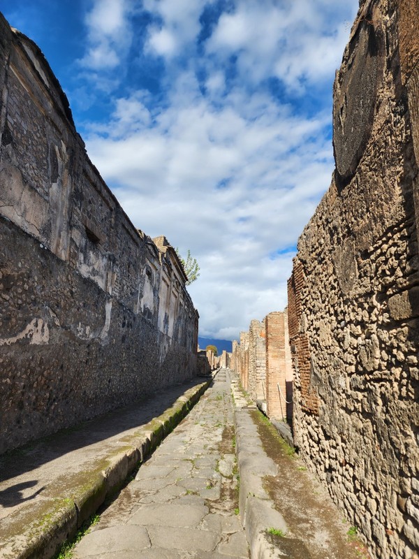 폼페이 골목길(낙서금지 표시).