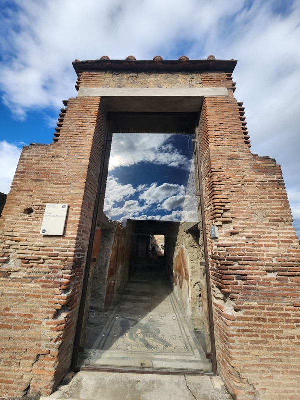 폼페이 부호의 집 (비극 시인의 집: 개조심 모자이크).