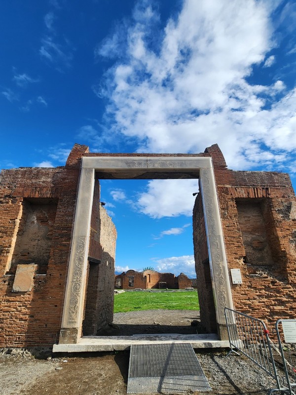 폼페이 상점 유적에 전시된 희생자 석고상.