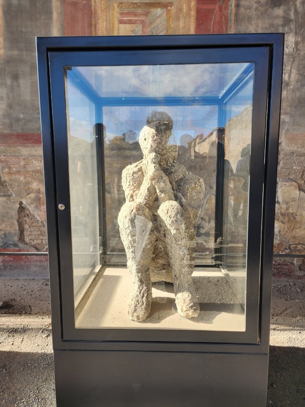 폼페이 상점 유적에 전시된 희생자 석고상.